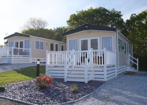 Our Goldfinch 1- Sleeps 2 Persons- Private Hot Tub-Pet Friendly-Tranquil Holiday Away From It All Yet Not Far From St Austell- The Holiday Home Has One Bedroom, Living And Dining Area, Equipped Kitchen-Decking-Outdoor Furniture-Fishing Lakes And More Grampound Bagian luar foto