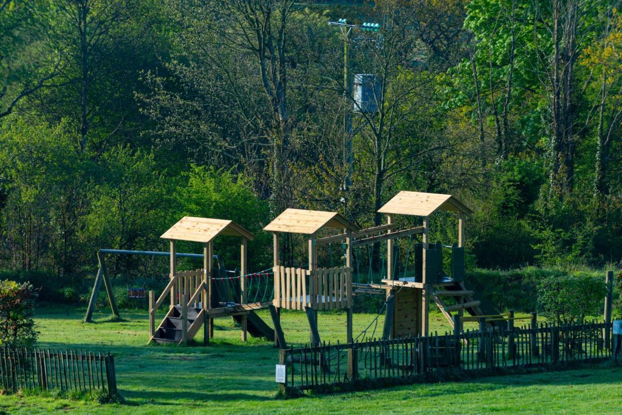 Our Goldfinch 1- Sleeps 2 Persons- Private Hot Tub-Pet Friendly-Tranquil Holiday Away From It All Yet Not Far From St Austell- The Holiday Home Has One Bedroom, Living And Dining Area, Equipped Kitchen-Decking-Outdoor Furniture-Fishing Lakes And More Grampound Bagian luar foto