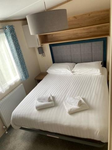 Our Goldfinch 1- Sleeps 2 Persons- Private Hot Tub-Pet Friendly-Tranquil Holiday Away From It All Yet Not Far From St Austell- The Holiday Home Has One Bedroom, Living And Dining Area, Equipped Kitchen-Decking-Outdoor Furniture-Fishing Lakes And More Grampound Bagian luar foto