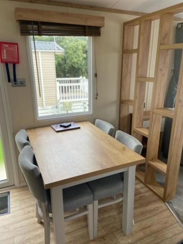 Our Goldfinch 1- Sleeps 2 Persons- Private Hot Tub-Pet Friendly-Tranquil Holiday Away From It All Yet Not Far From St Austell- The Holiday Home Has One Bedroom, Living And Dining Area, Equipped Kitchen-Decking-Outdoor Furniture-Fishing Lakes And More Grampound Bagian luar foto