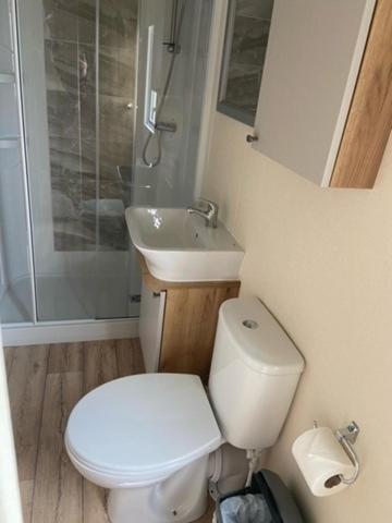 Our Goldfinch 1- Sleeps 2 Persons- Private Hot Tub-Pet Friendly-Tranquil Holiday Away From It All Yet Not Far From St Austell- The Holiday Home Has One Bedroom, Living And Dining Area, Equipped Kitchen-Decking-Outdoor Furniture-Fishing Lakes And More Grampound Bagian luar foto
