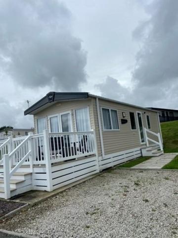 Our Goldfinch 1- Sleeps 2 Persons- Private Hot Tub-Pet Friendly-Tranquil Holiday Away From It All Yet Not Far From St Austell- The Holiday Home Has One Bedroom, Living And Dining Area, Equipped Kitchen-Decking-Outdoor Furniture-Fishing Lakes And More Grampound Bagian luar foto